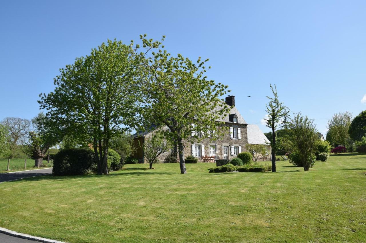 Gites De La Croix Du Bourg Le Mesnil-Ozenne Exterior foto